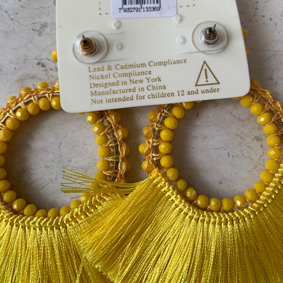 ❌ SOLD ❌🌻YELLOW TASSEL EARRINGS - Picture 3 of 4